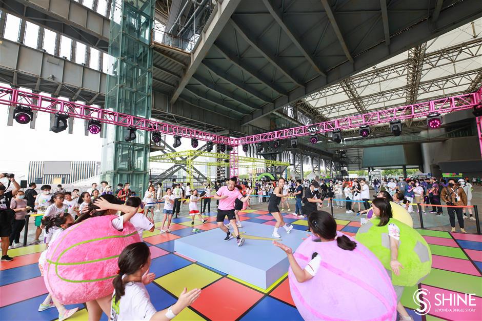 Young runners joined by parents for mini marathon