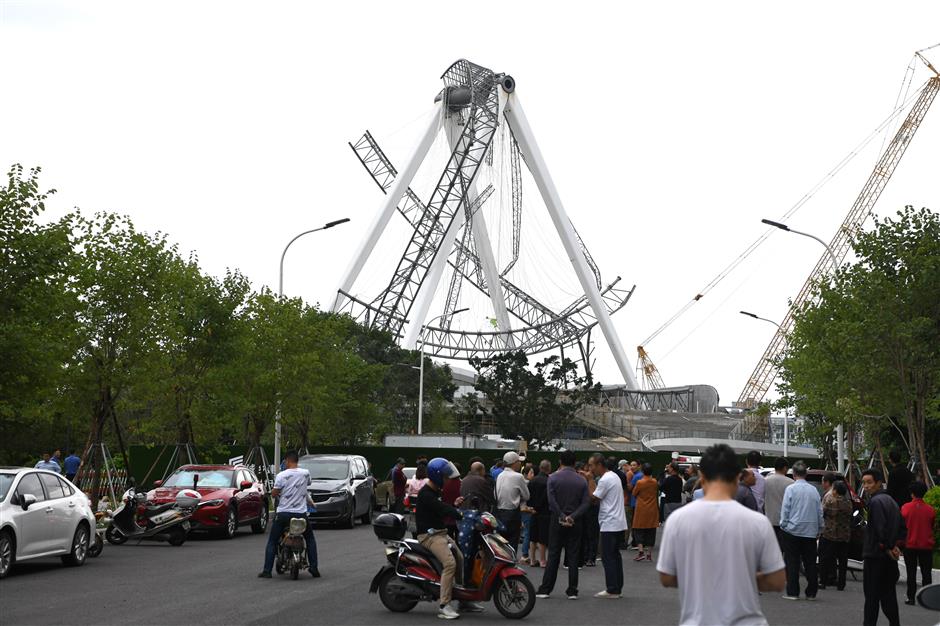 Ferris wheel collapses at park during construction