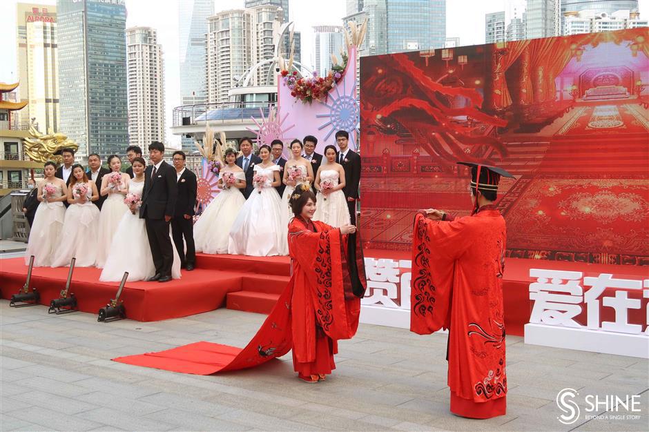 Group wedding a bed of roses for couples