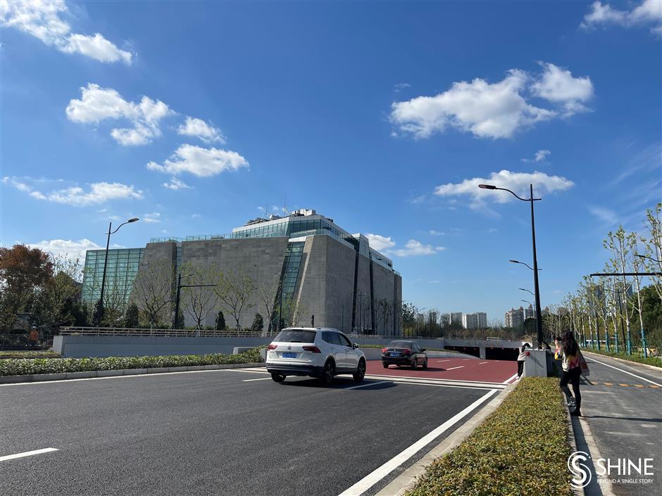 New boulevard opens to city's largest riverside park