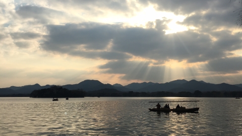 Cruise provides a luxury West Lake travel - Travel in China