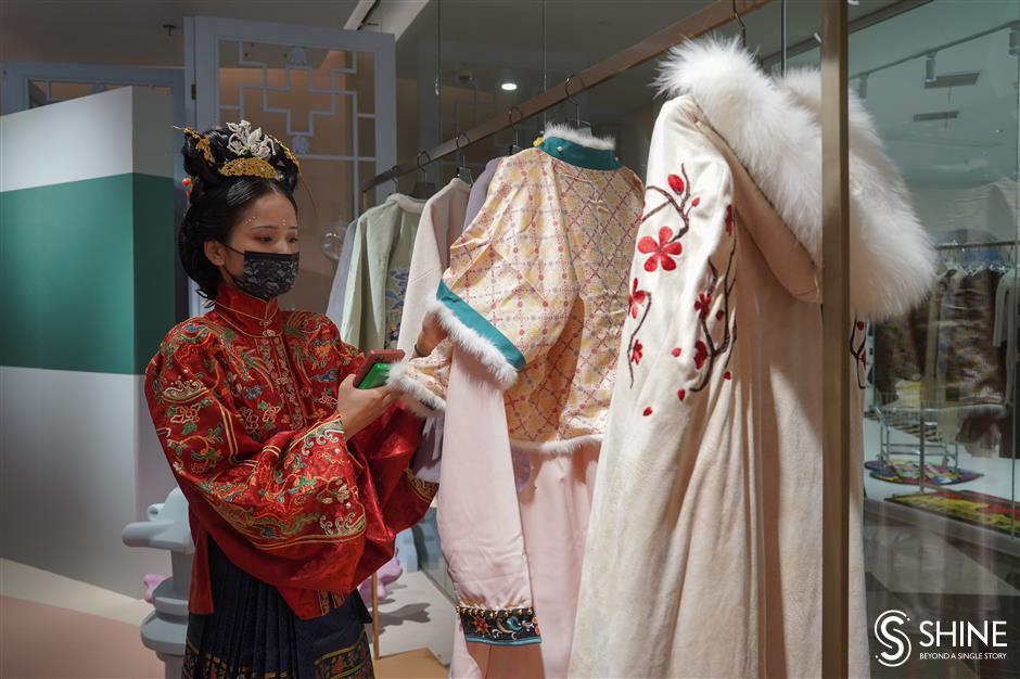 Traditional Chinese <i>hanfu</i> attire from ancient times makes a big comeback