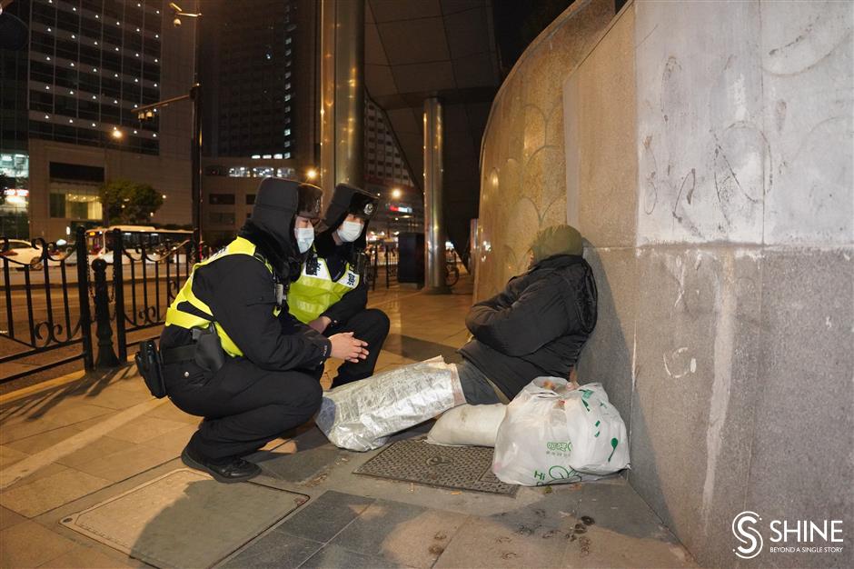 City steps up aid to the homeless amid falling temperatures