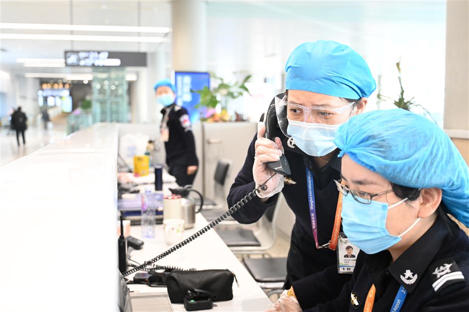 Senior Hongqiao airport security staffer ensures passenger safety for New Year