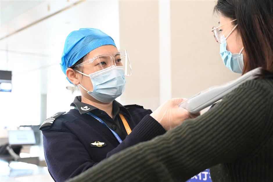 Senior Hongqiao airport security staffer ensures passenger safety for New Year