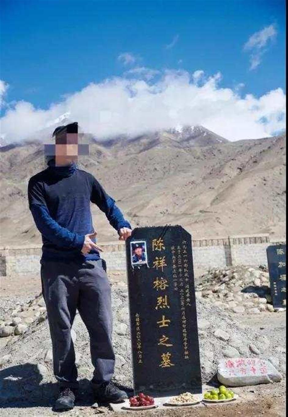 Blogger imprisoned for disrespectful poses at martyrs cemetery