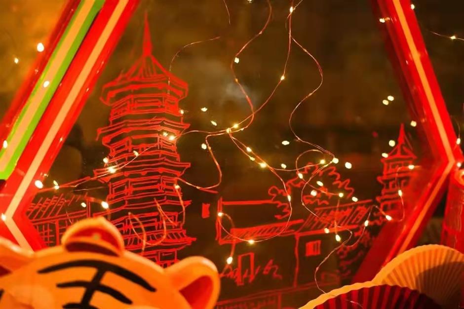 City lights up to celebrate Lantern Festival