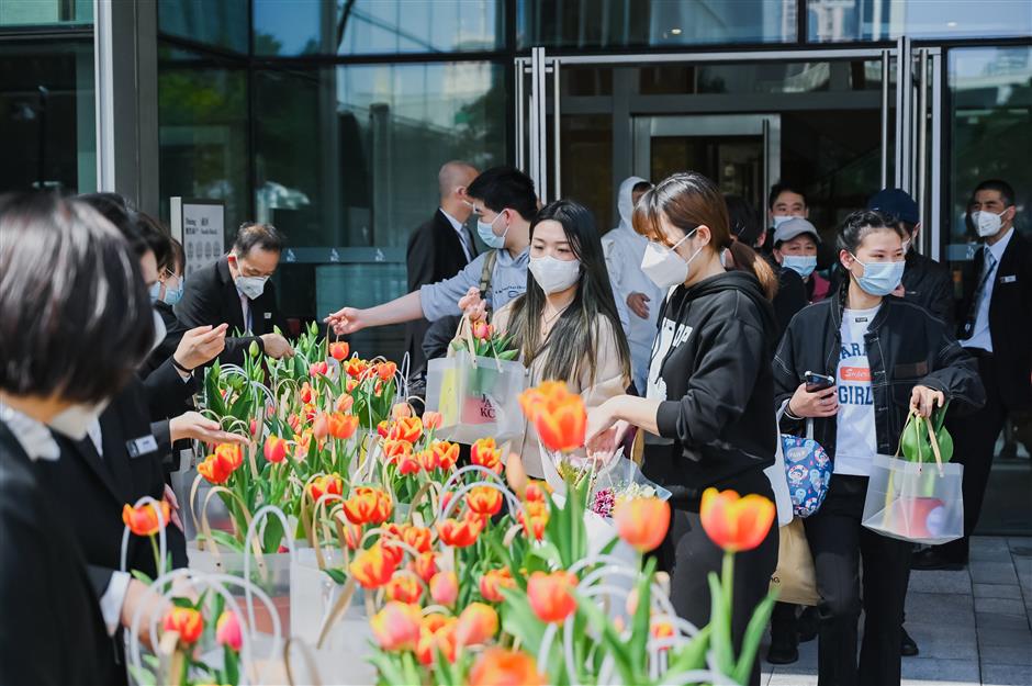 Floral farewell for workers leaving quarantine