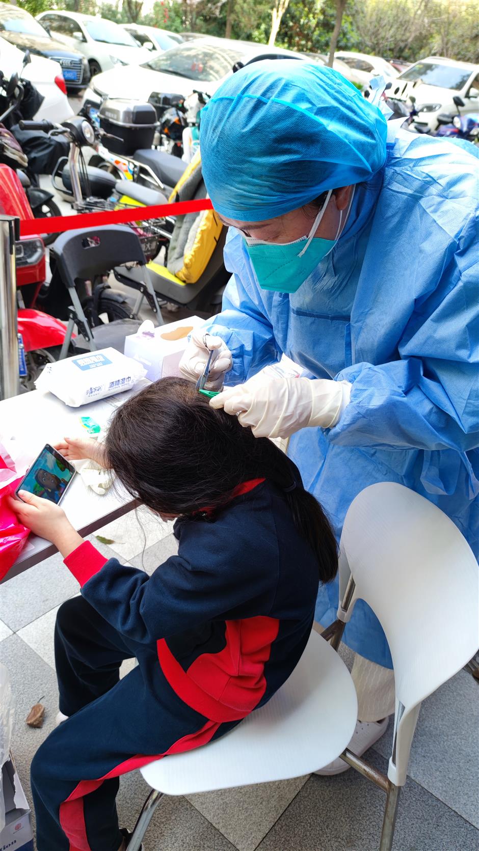 'Community hospital' run by volunteers gives medical care to neighbors during lockdown