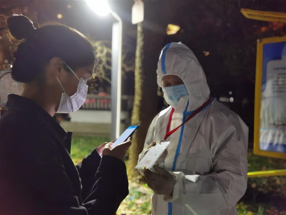 Volunteers, young and old, aid Shanghai's 'grid screening'