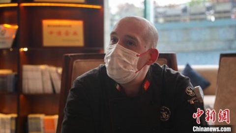 Italian chef helps prepare free meals to fuel fight against COVID-19 - Vimarsana News