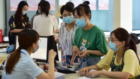 Blue vs white: The job market leaves some hot under the collar - Vimarsana News