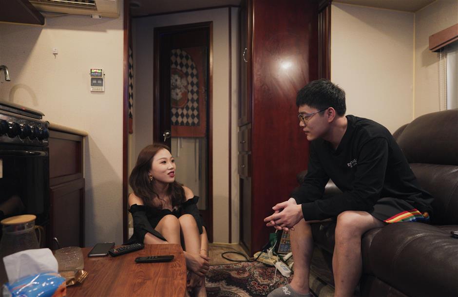 Living in a trailer: Young Chinese couple experiences novel life