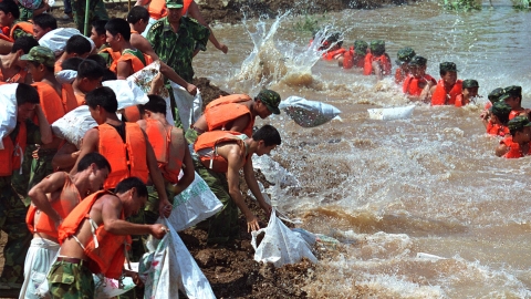 Spirited rescuers fight floodwaters and save lives - Vimarsana News
