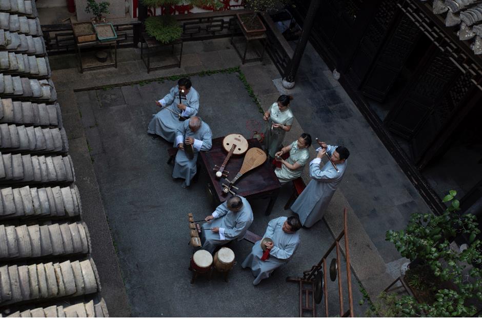 Veteran photographer turns focus on Songjiang