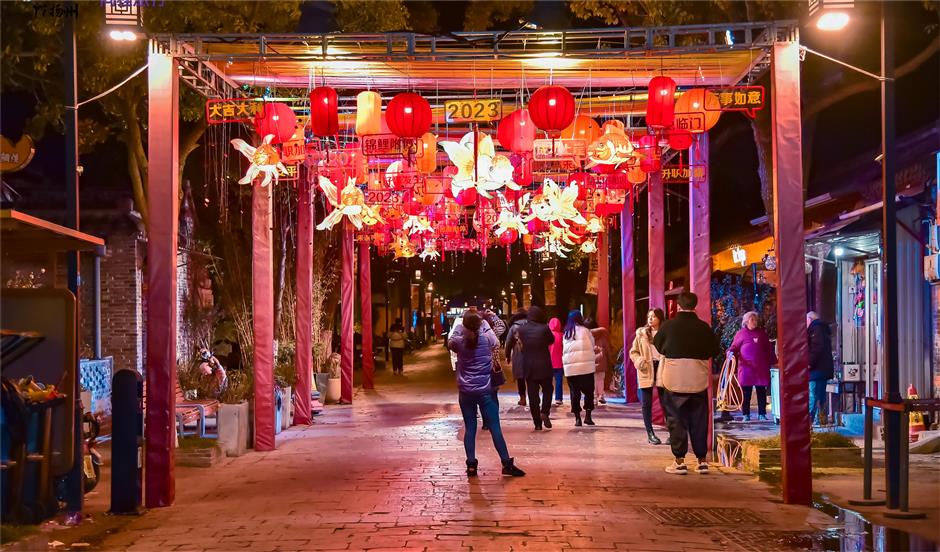 Yangzhou brings festive atmosphere for Chinese New Year holiday