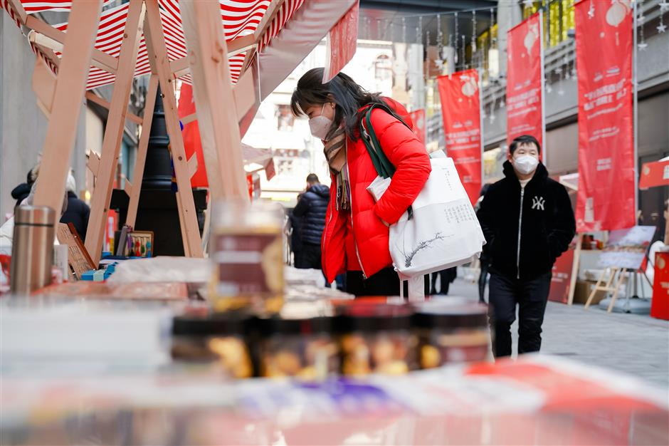 Jiashan sets up promotion stall in Shanghai to woo visitors