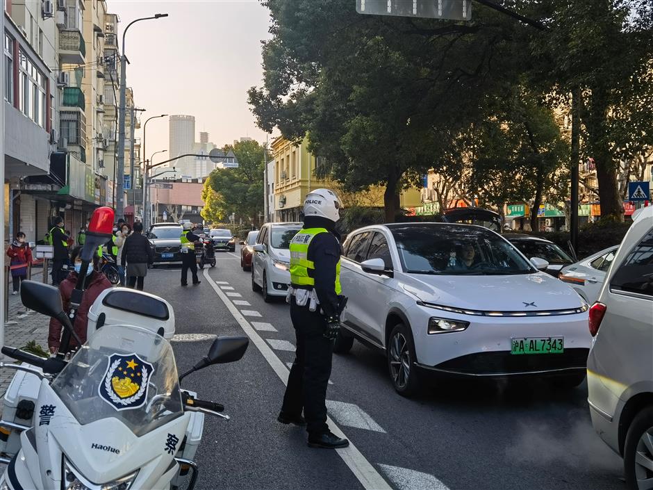 Local police ensure safe start to new school semester in Shanghai