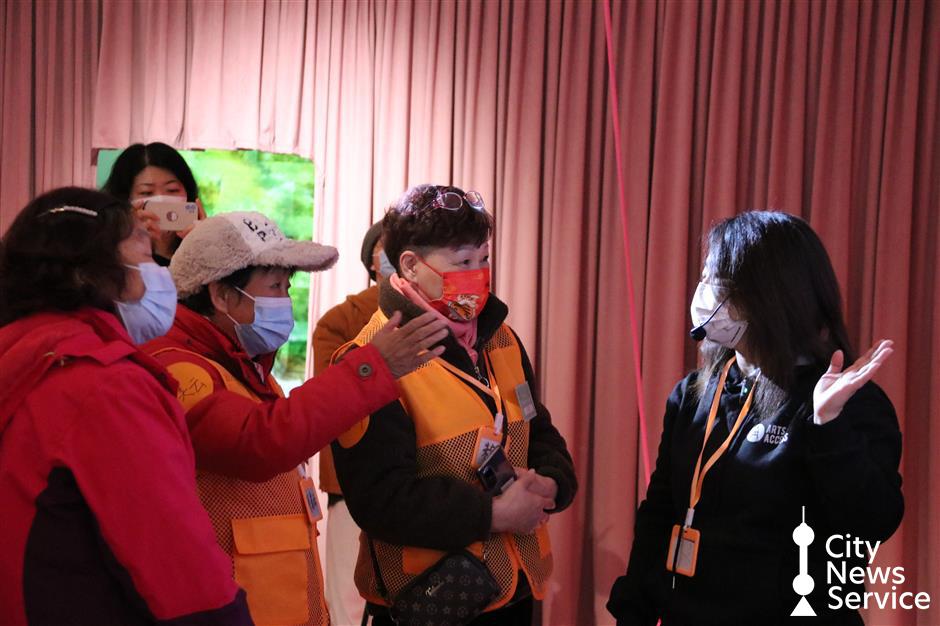 Seniors with cognitive disorders find 'a guiding hand' at art museum