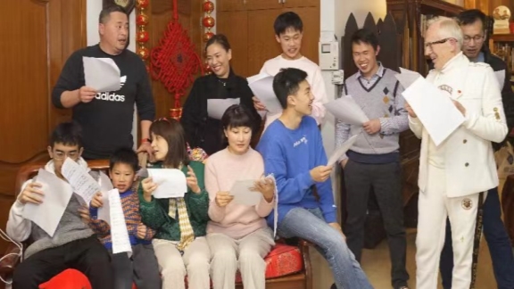 Long-term expat exemplifies community spirit - Vimarsana News