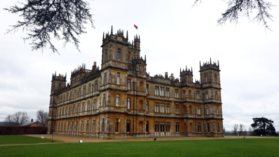 'Downton Abbey' castle halts weddings due to Brexit, says owner - Vimarsana News