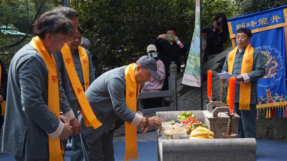 Monk Biancai remembered as new Longjing tea picking season begins