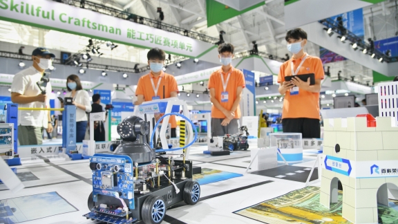 China's investment in electronic information manufacturing industry grows 17.3% in Jan-Feb - China Economy News