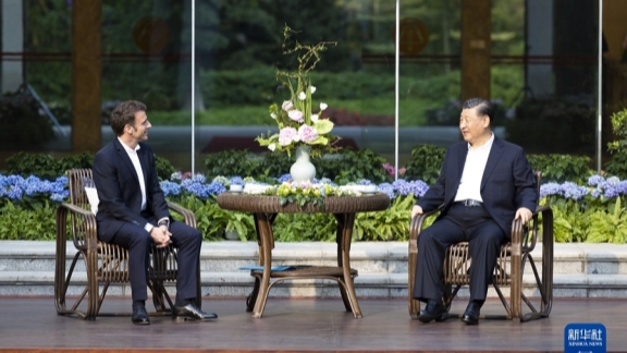 Xi, Macron hold informal meeting in China - Vimarsana News