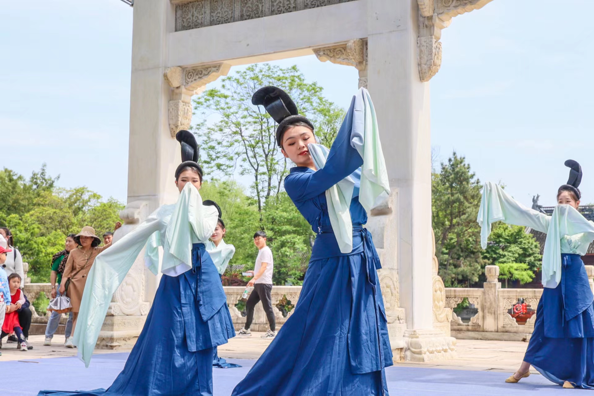 Shanghai tourism surges over the may day holiday 