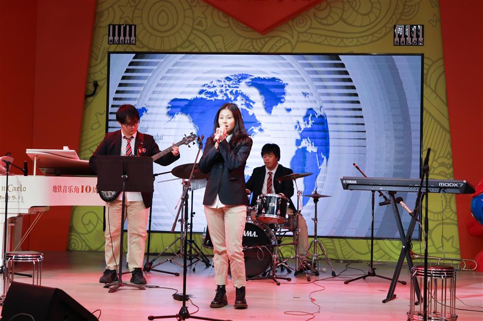 Metro station resonates with jazz music as school students tune in