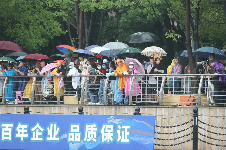 Dragon boat rowers defy heavy rain to make a splash on Suzhou Creek