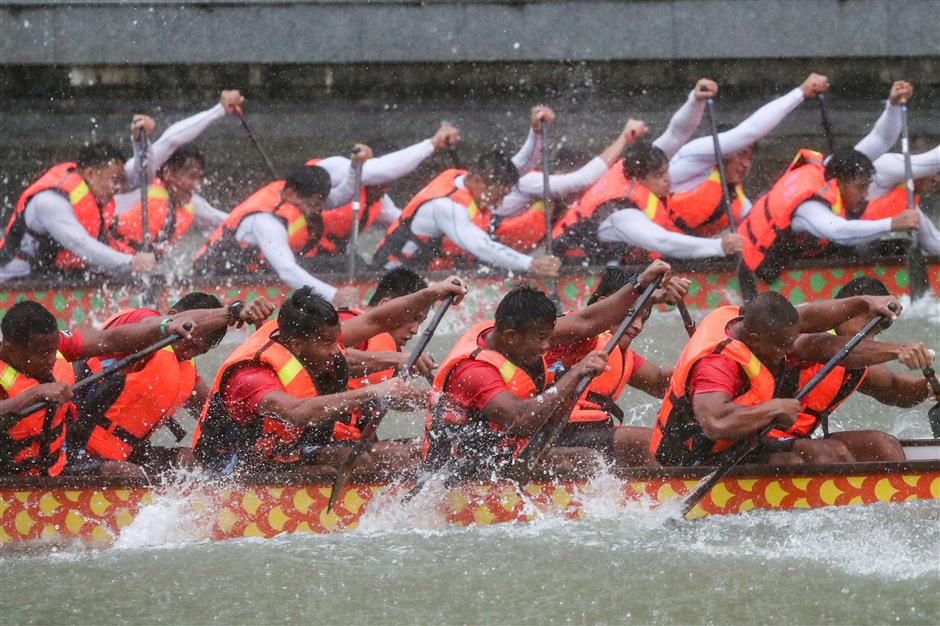 Dragon boat rowers defy heavy rain to make a splash on Suzhou Creek