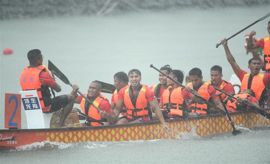 Dragon boat rowers defy heavy rain to make a splash on Suzhou Creek