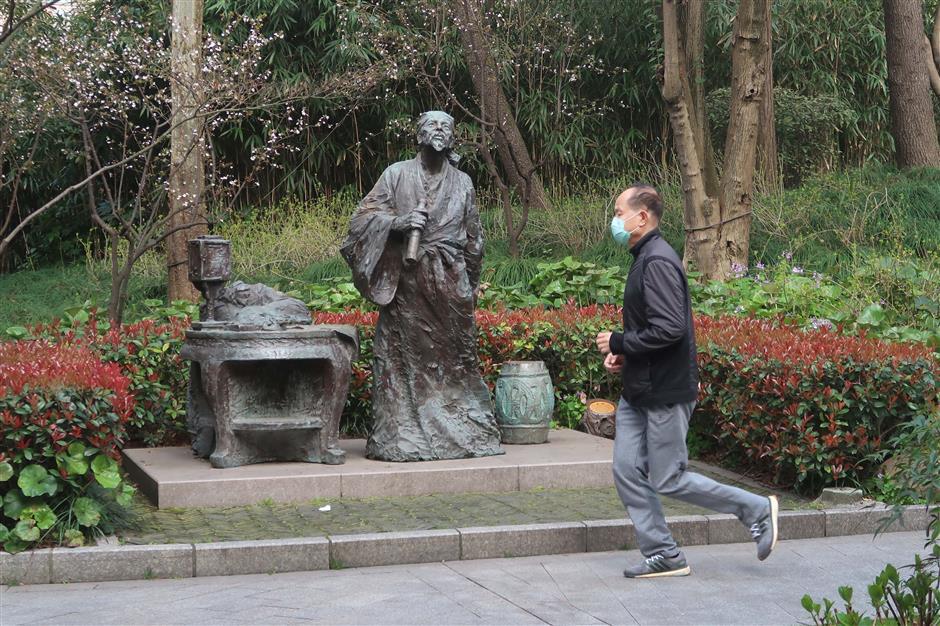 Going off track for outings on city's first Metro line