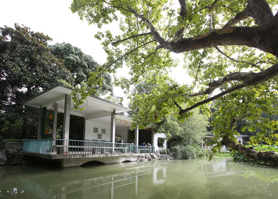 Going off track for outings on city's first Metro line