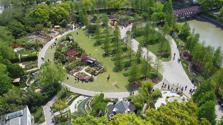 Going off track for outings on city's first Metro line