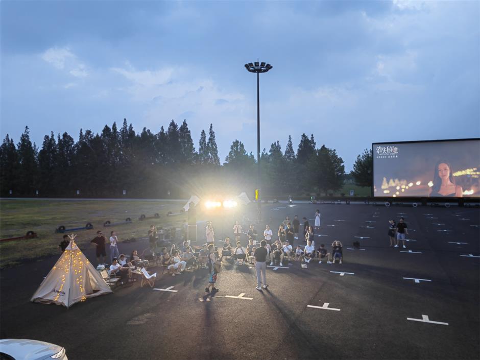 浪漫星空+巨型银幕,在汽车影院解锁夏夜观影新方式
