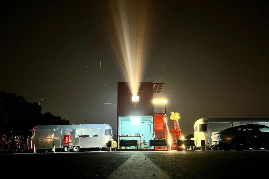 浪漫星空+巨型银幕,在汽车影院解锁夏夜观影新方式