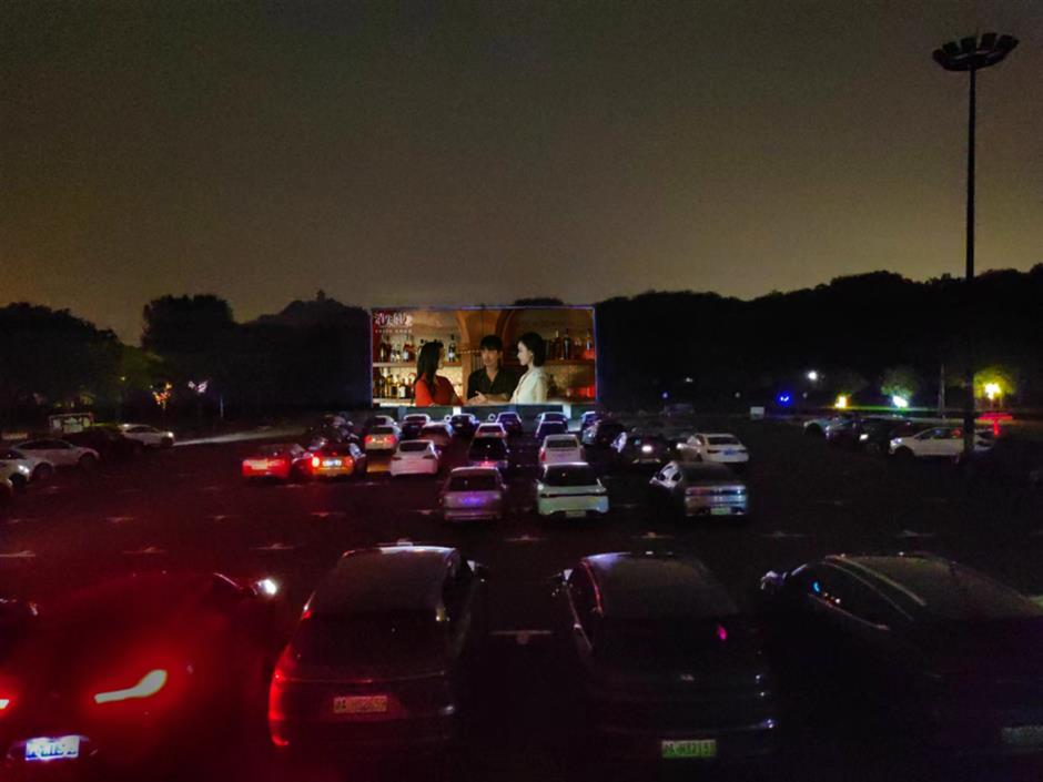 浪漫星空+巨型银幕,在汽车影院解锁夏夜观影新方式