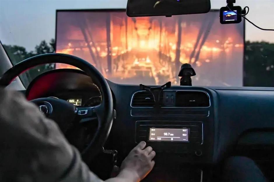 浪漫星空+巨型银幕,在汽车影院解锁夏夜观影新方式