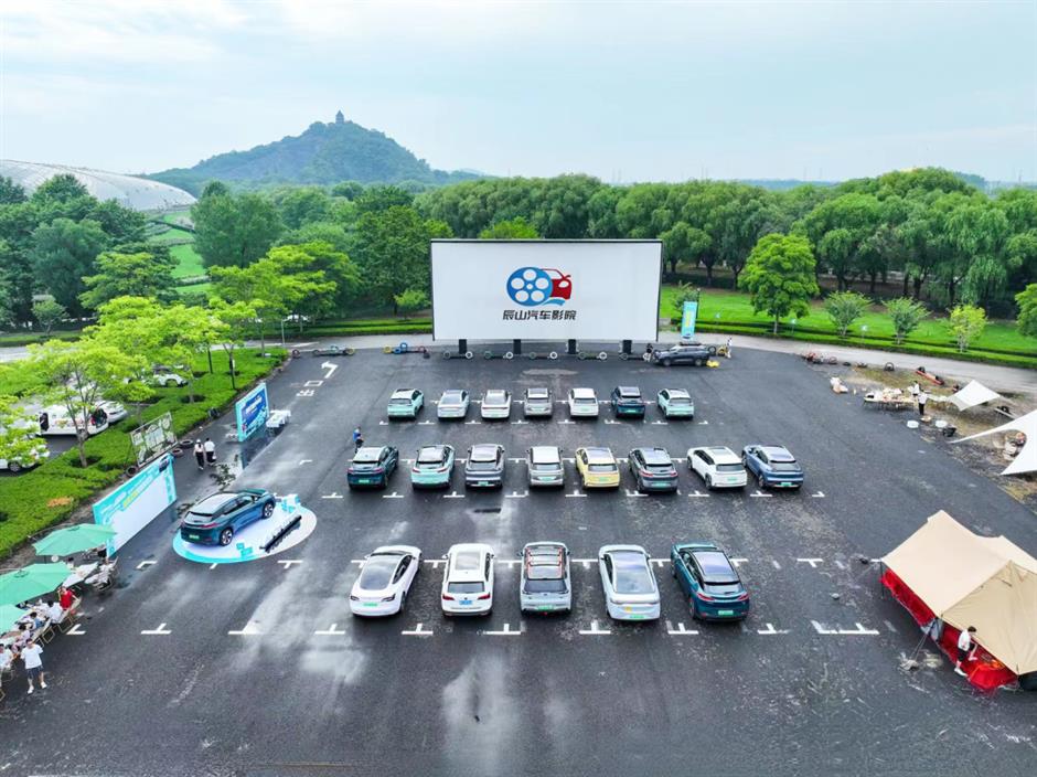 浪漫星空+巨型银幕,在汽车影院解锁夏夜观影新方式