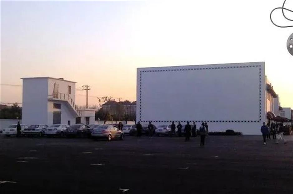 浪漫星空+巨型银幕,在汽车影院解锁夏夜观影新方式