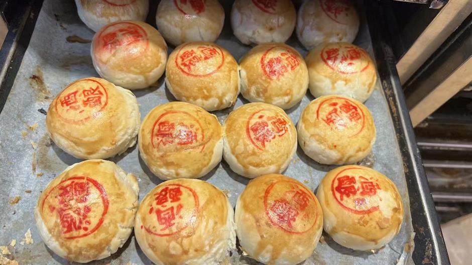 Mooncake sales surge ahead of Mid-Autumn Festival