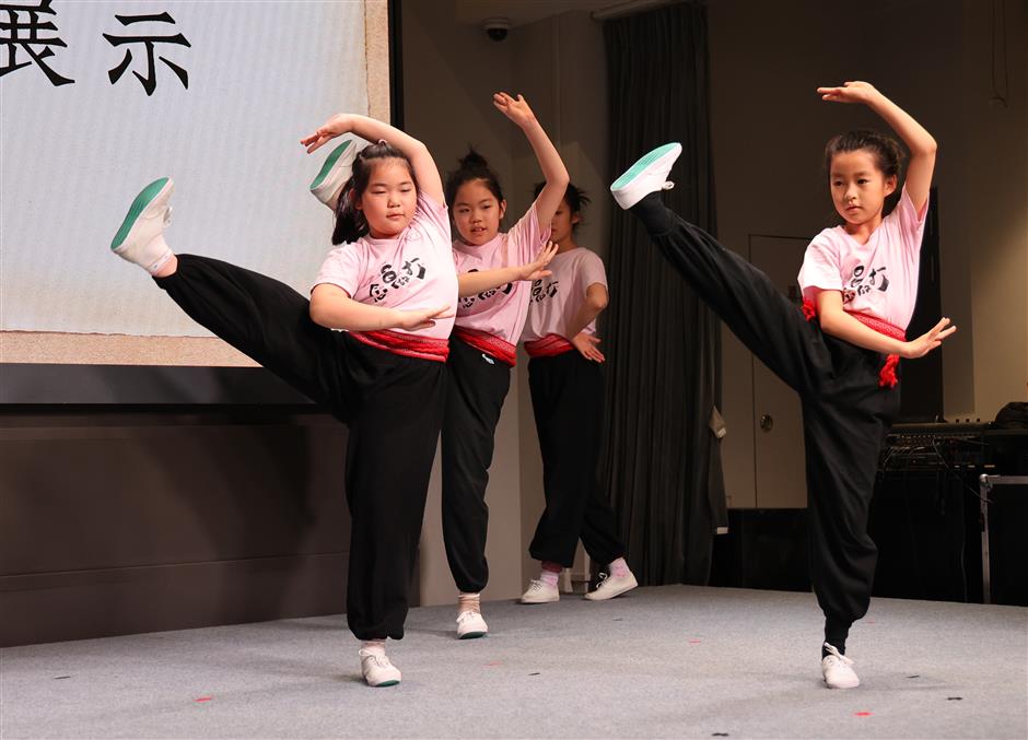 A children's Peking Opera troupe established in Shanghai