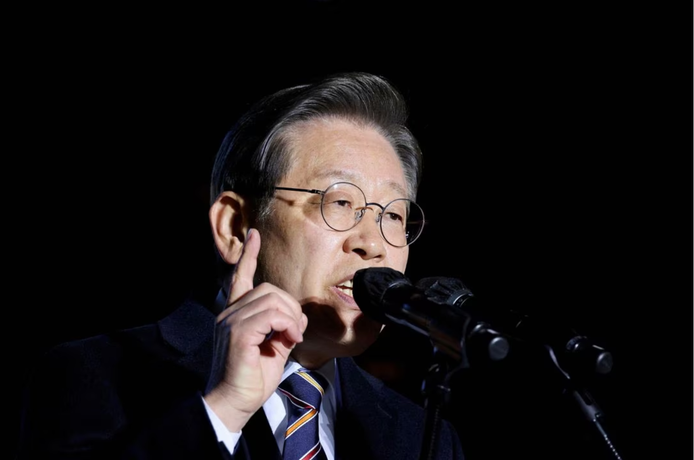 South Korea opposition leader ends 24day hunger strike SHINE News