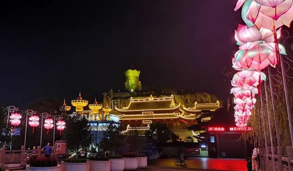 花燈映落照·花海共潮生，朱涇花燈會帶你解鎖秋日浪漫。