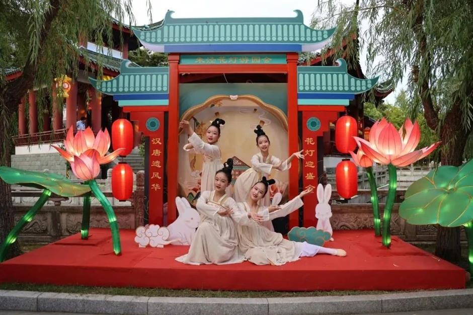 花燈映落照·花海共潮生，朱涇花燈會帶你解鎖秋日浪漫。