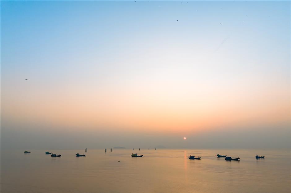 Here comes the sun as crowds gather at Jinshan's City Beach