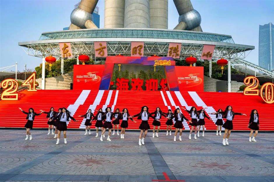 乐游上海迎新年|向阳而生 追光前行!2024东方明珠元旦登高健康跑顺利举行