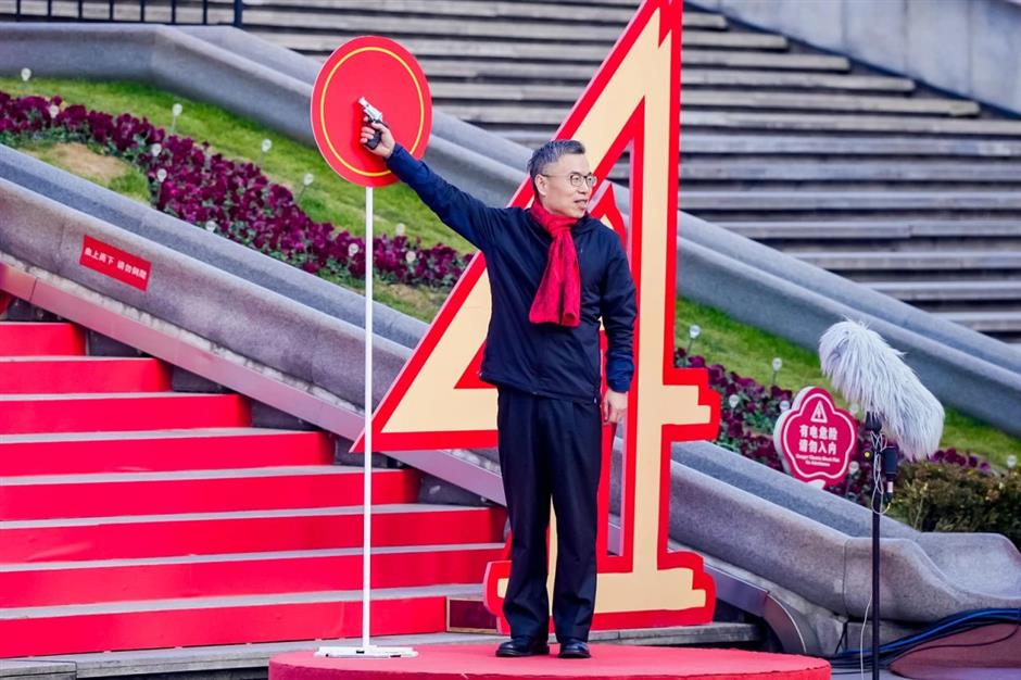 乐游上海迎新年|向阳而生 追光前行!2024东方明珠元旦登高健康跑顺利举行